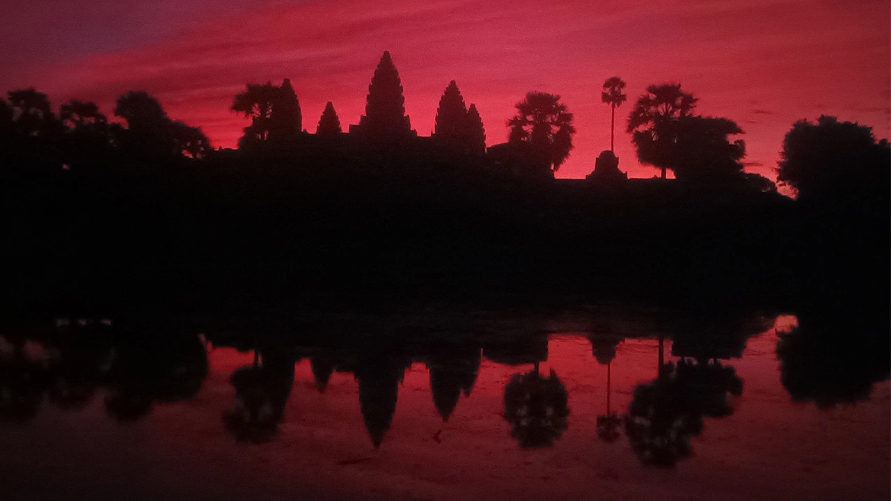 Angkor_Wat_Sunrise_ServaTravel